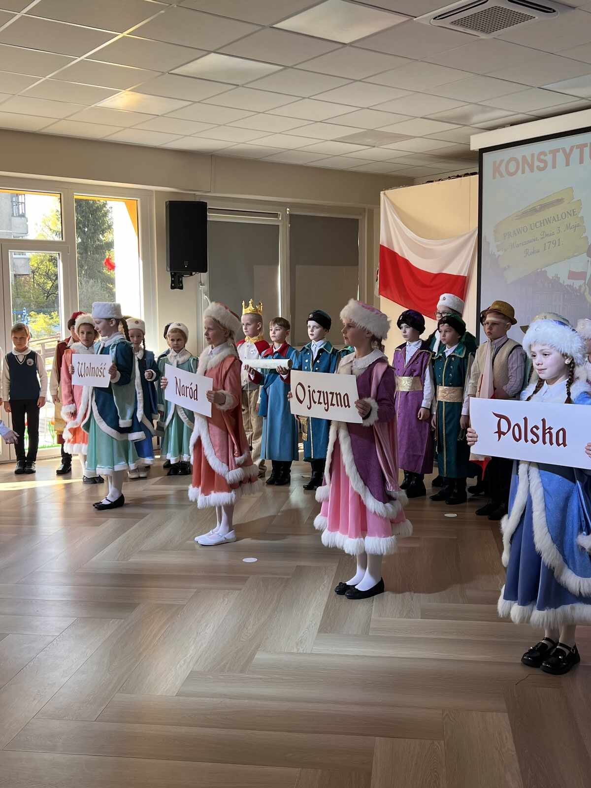 Podczas inscenizacji uczniowie w przystępny sposób przedstawili okoliczności uchwalenia Konstytucji oraz uczcili wydarzenie z 1791 r.