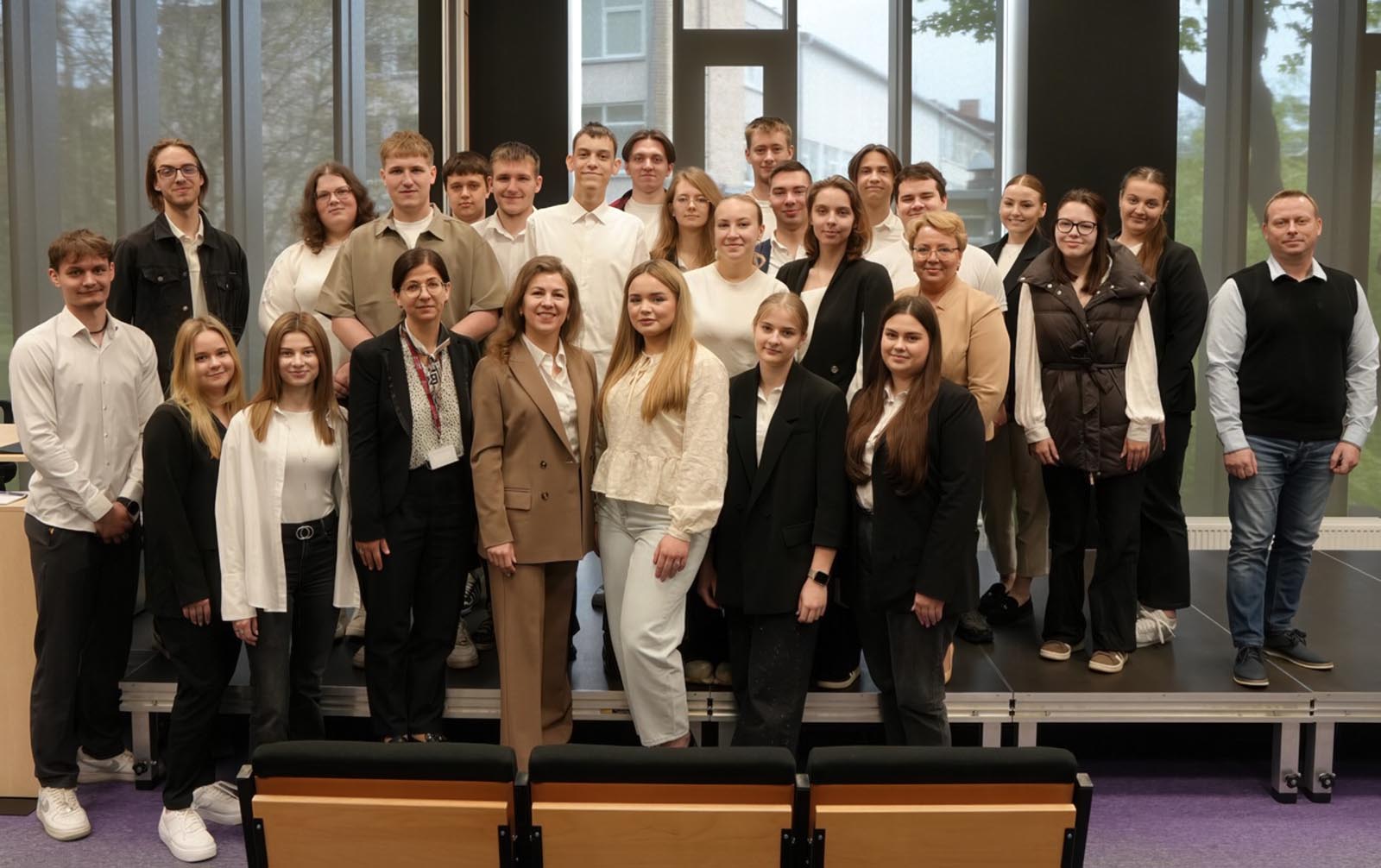 Studenci II roku kierunku Ekonomia Filii UwB w Wilnie z wykładowczynią Renatą Rynkevičiūtė-Jančiauskienė oraz dr Reginą Lašakevič.