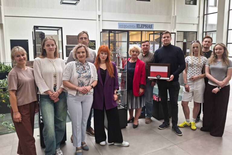 Przekazanie polskiej flagi, która powiewała nad Pałacem Prezydenckim w Warszawie, to wyraz uznania dla aktorów, reżyserów oraz działaczy Polskiego Teatru „Studio” w Wilnie .