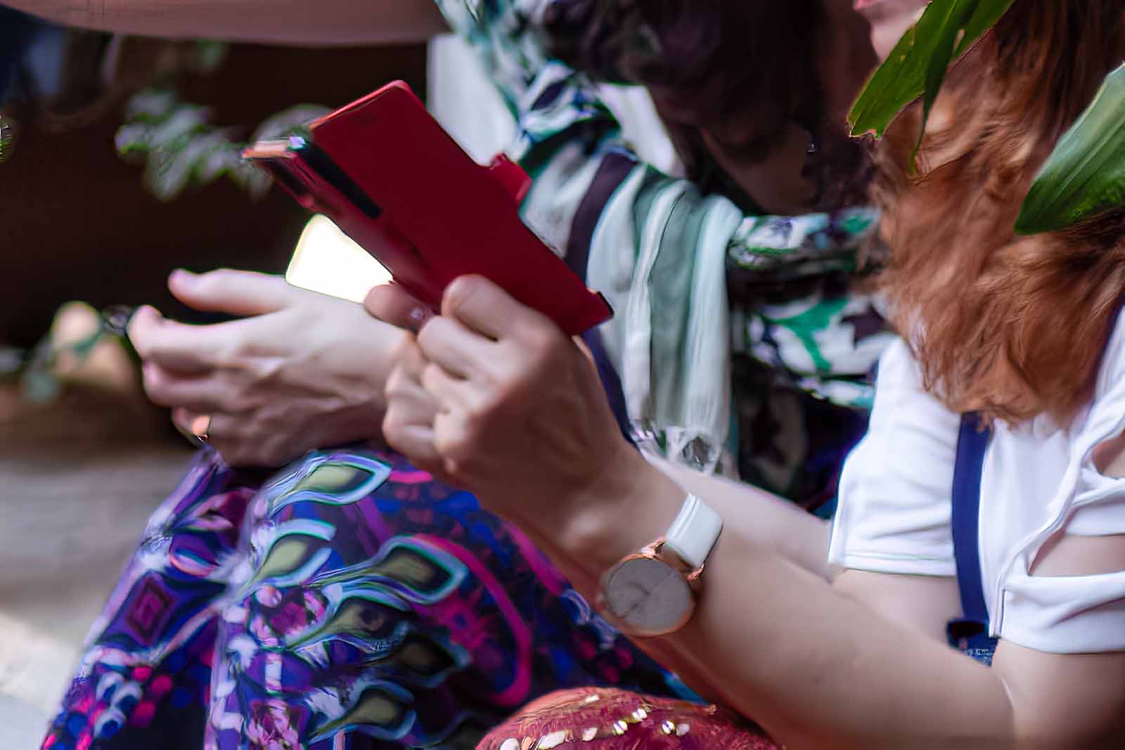 Telefon komórkowy w rękach.