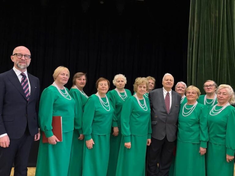 Seniorzy z klubu „Złoty Wiek”.