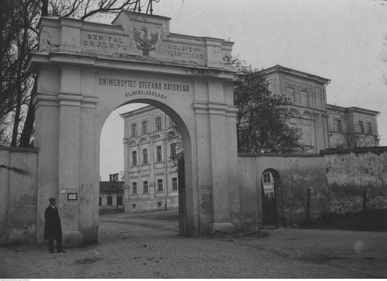 W latach 1919–1939 Uniwersytet Wileński nosił imię Stefana Batorego.
