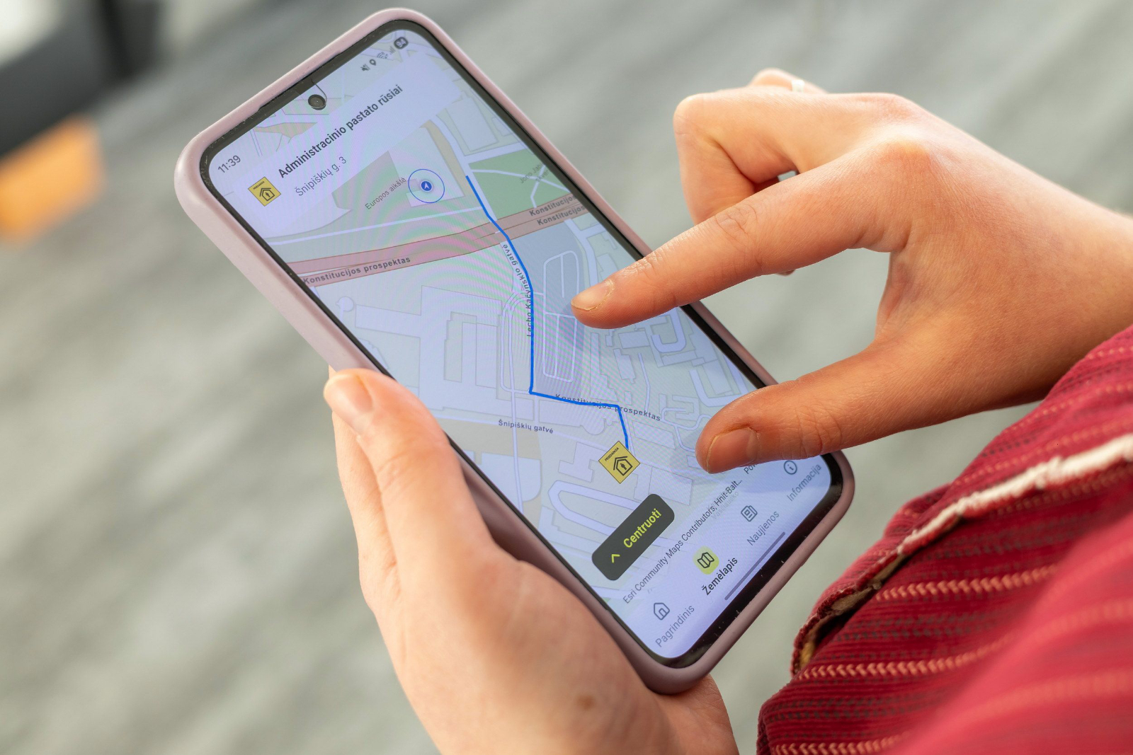 Kovas-portal-2026-06-18 Telefon komórkowy w rękach.