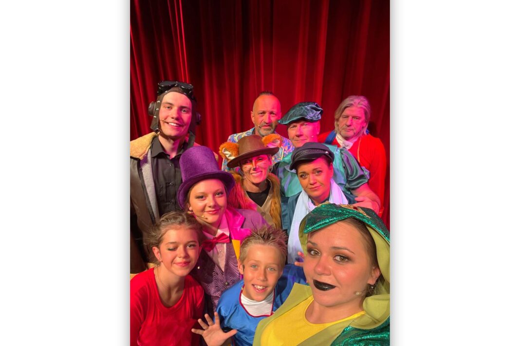 Teatr POSK Dzieciom, aktorzy w strojach do „Małego Księcia”.