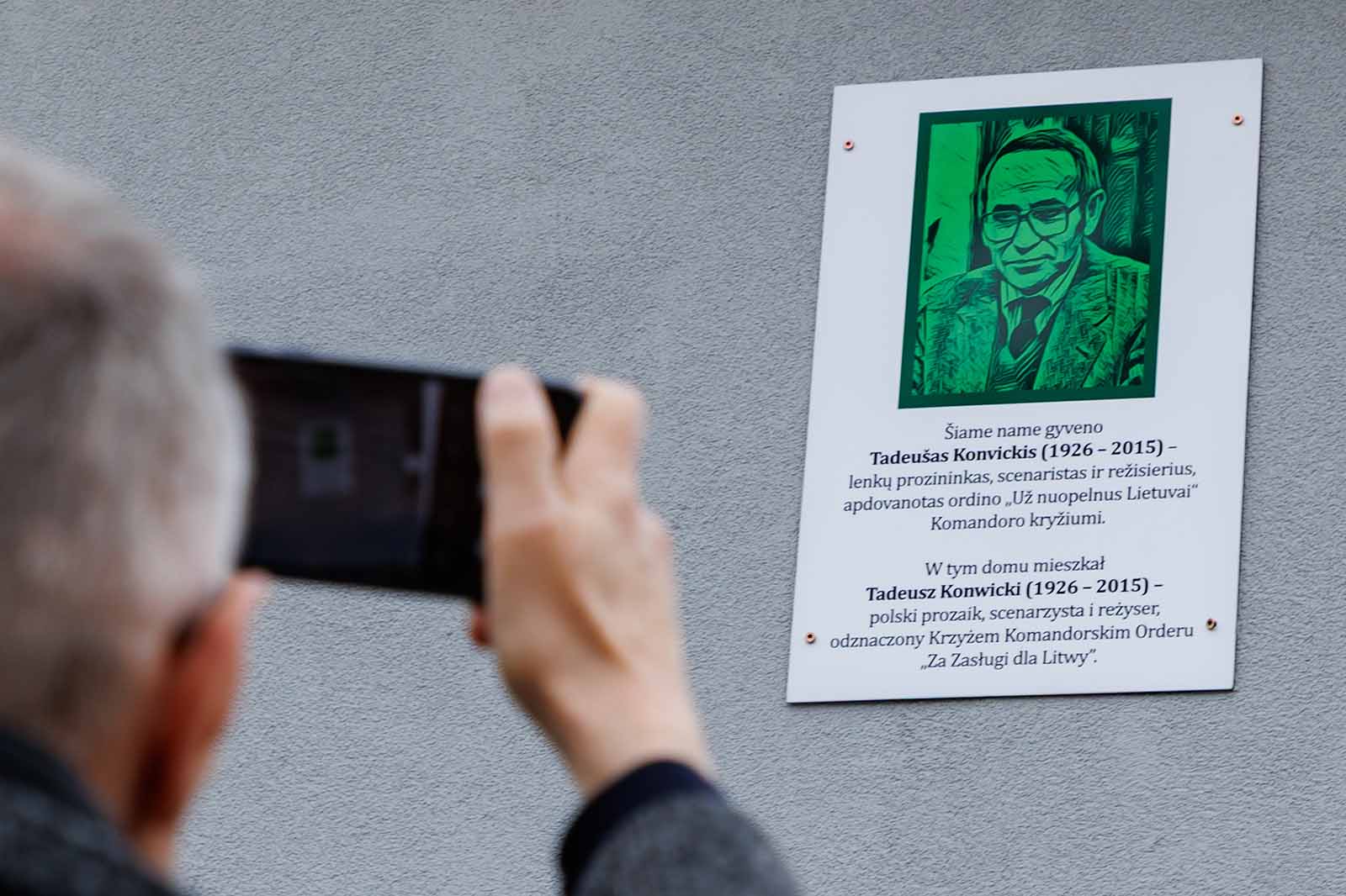 Tablica dla Tadeusza Konwickiego.