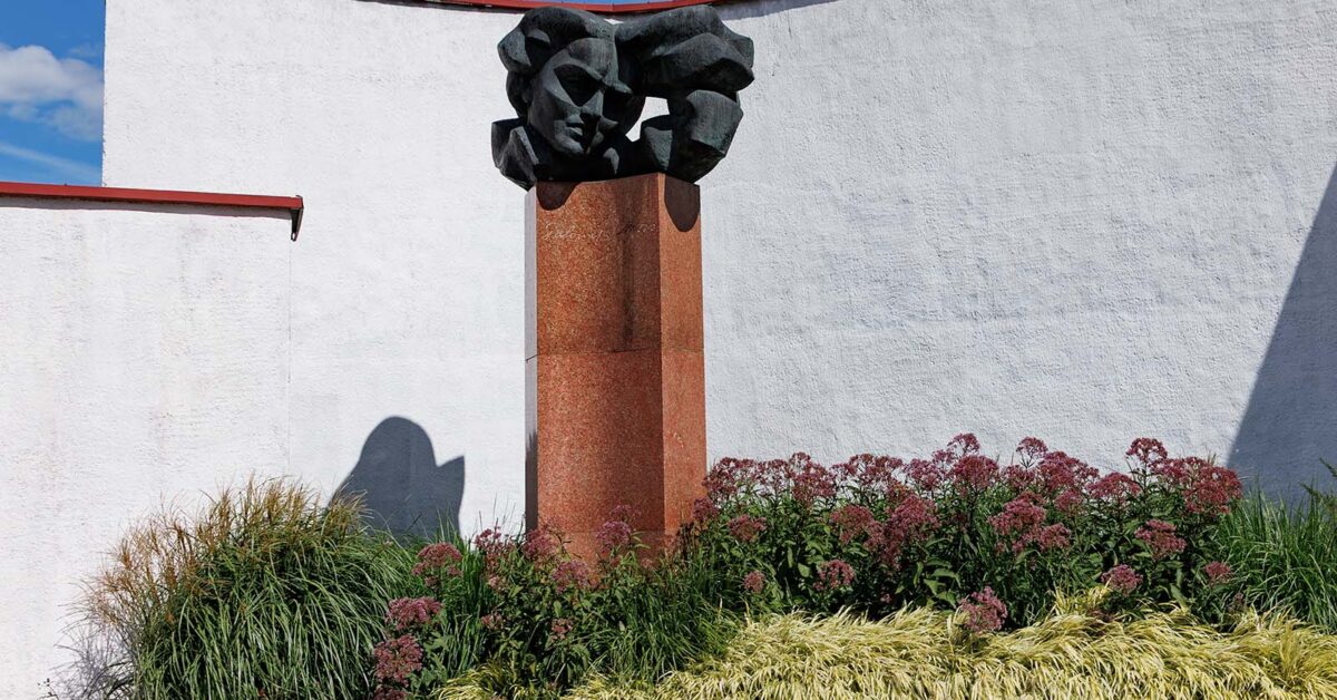 Pomnik Nėris pozostaje na swoim miejscu, a dyskusje wokół niego nadal trwają