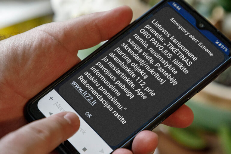 Telefon komórkowy z powiadomieniem o zagrożeniu.