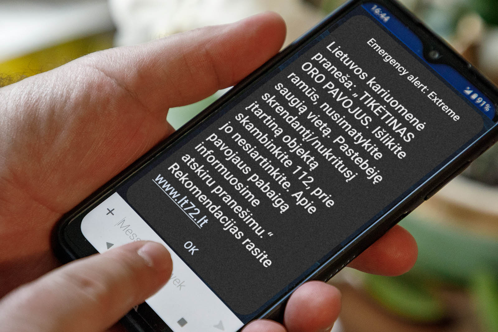 Telefon komórkowy z powiadomieniem o zagrożeniu.