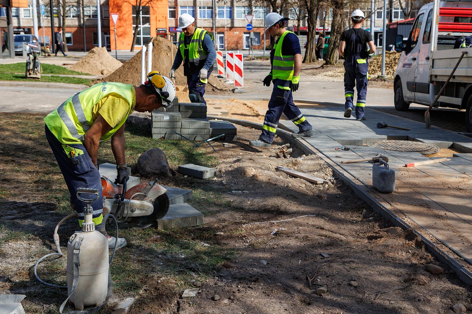 SPOL-emerytalnych-2026-07-02 Budownicy składają kostkę dla pieszych.