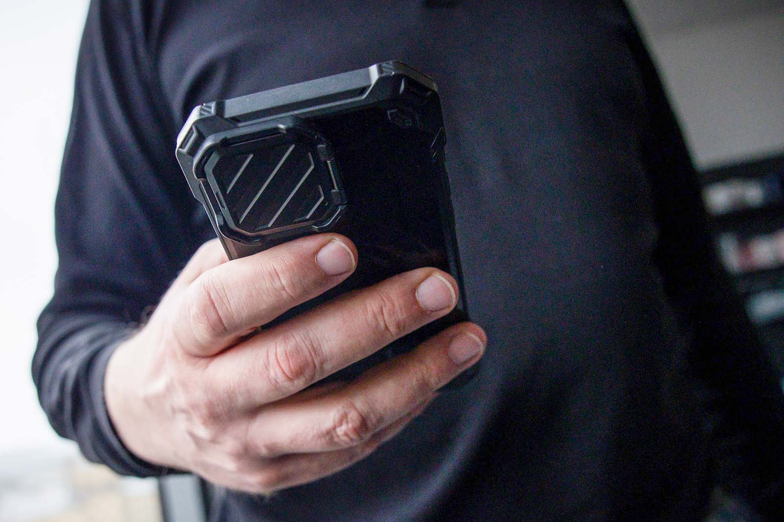 W ręce smartfon.