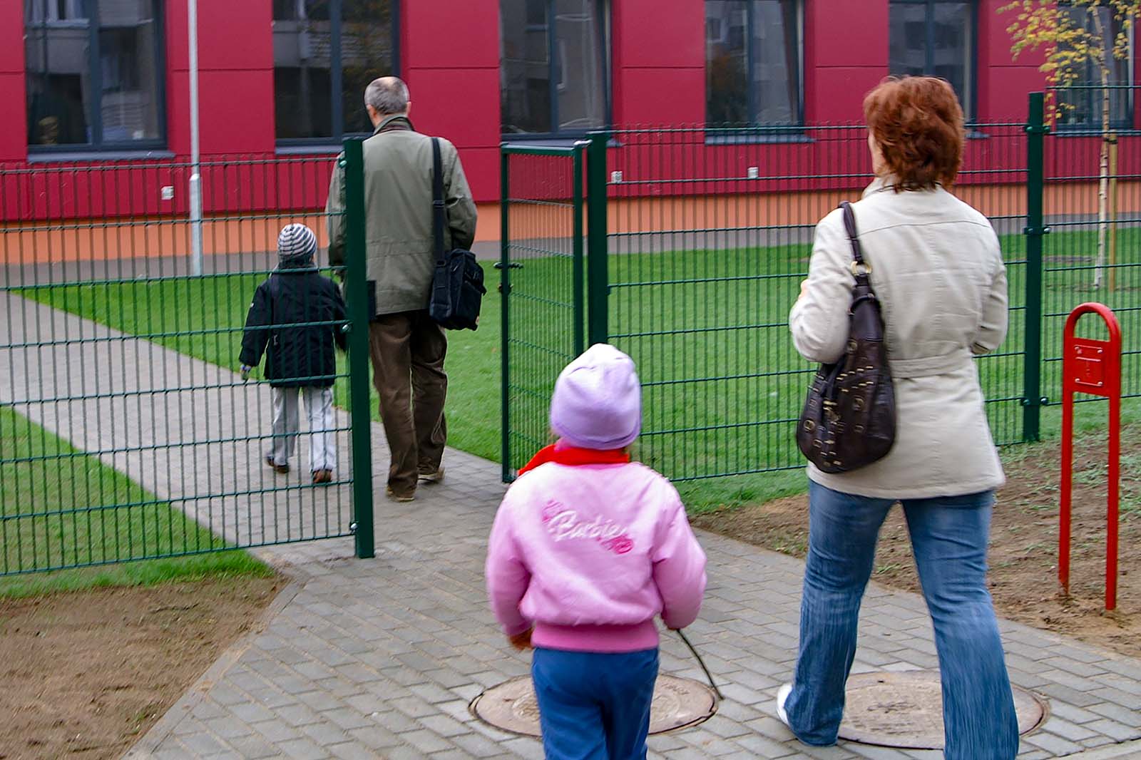 Rodzice prowadzą dzieci do przedszkola.