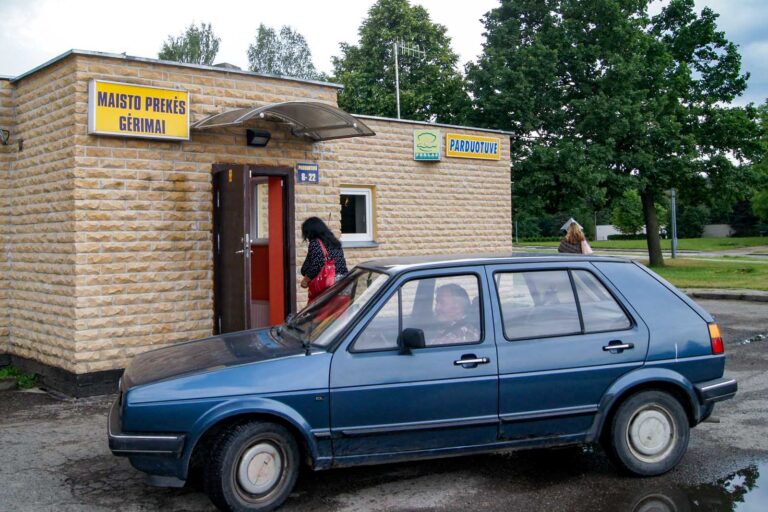 Sklep spożywczy na wsi.