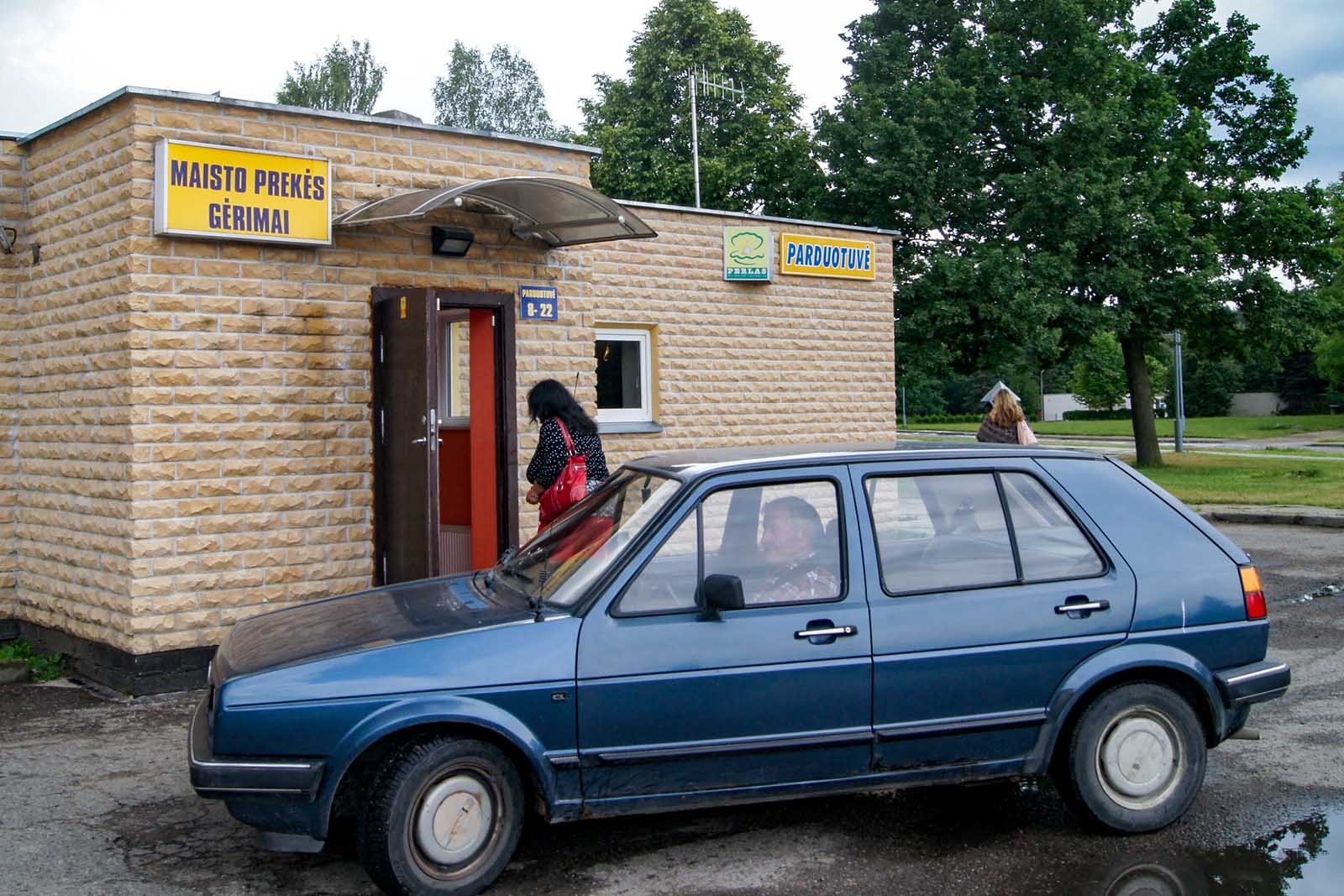 Sklep spożywczy na wsi.