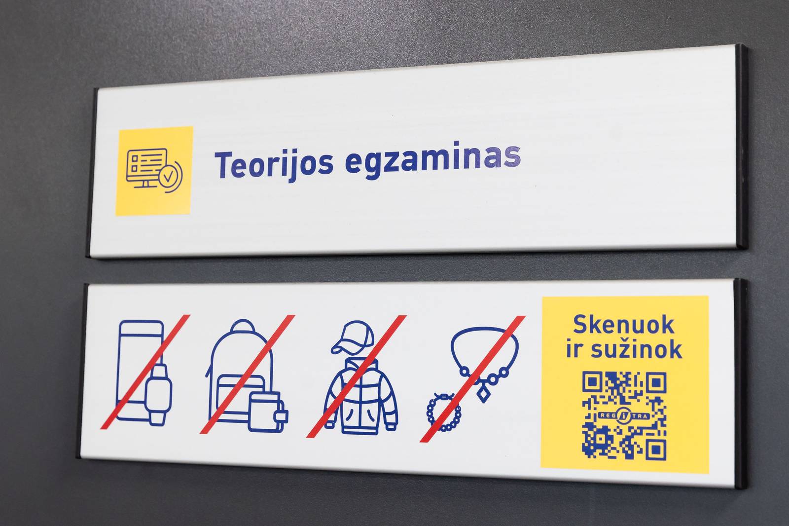 Regitra. Szyld: „Egzamin z teorii”.