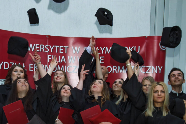 Studenci rzucają birety.