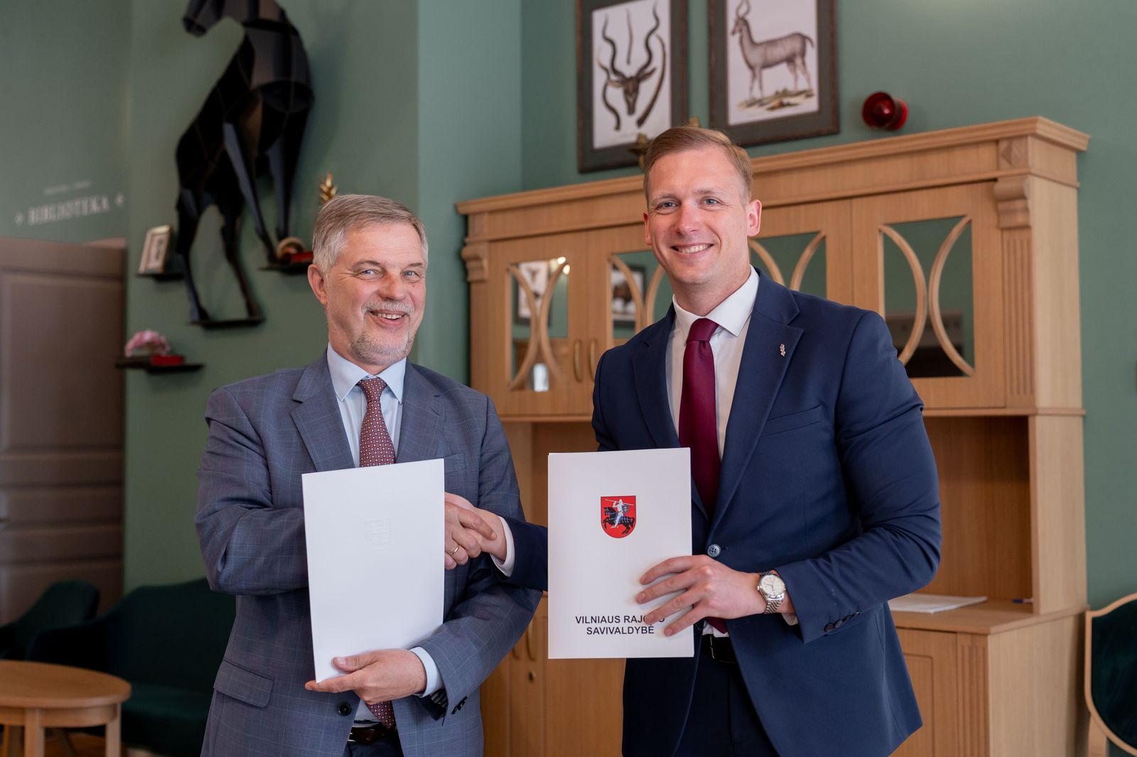Uroczyste podpisanie listu intencyjnego w Glinciszkach. Od prawej: Robert Duchniewicz, mer rejonu wileńskiego, i Saulius Jauneika, mer rejonu malackiego.