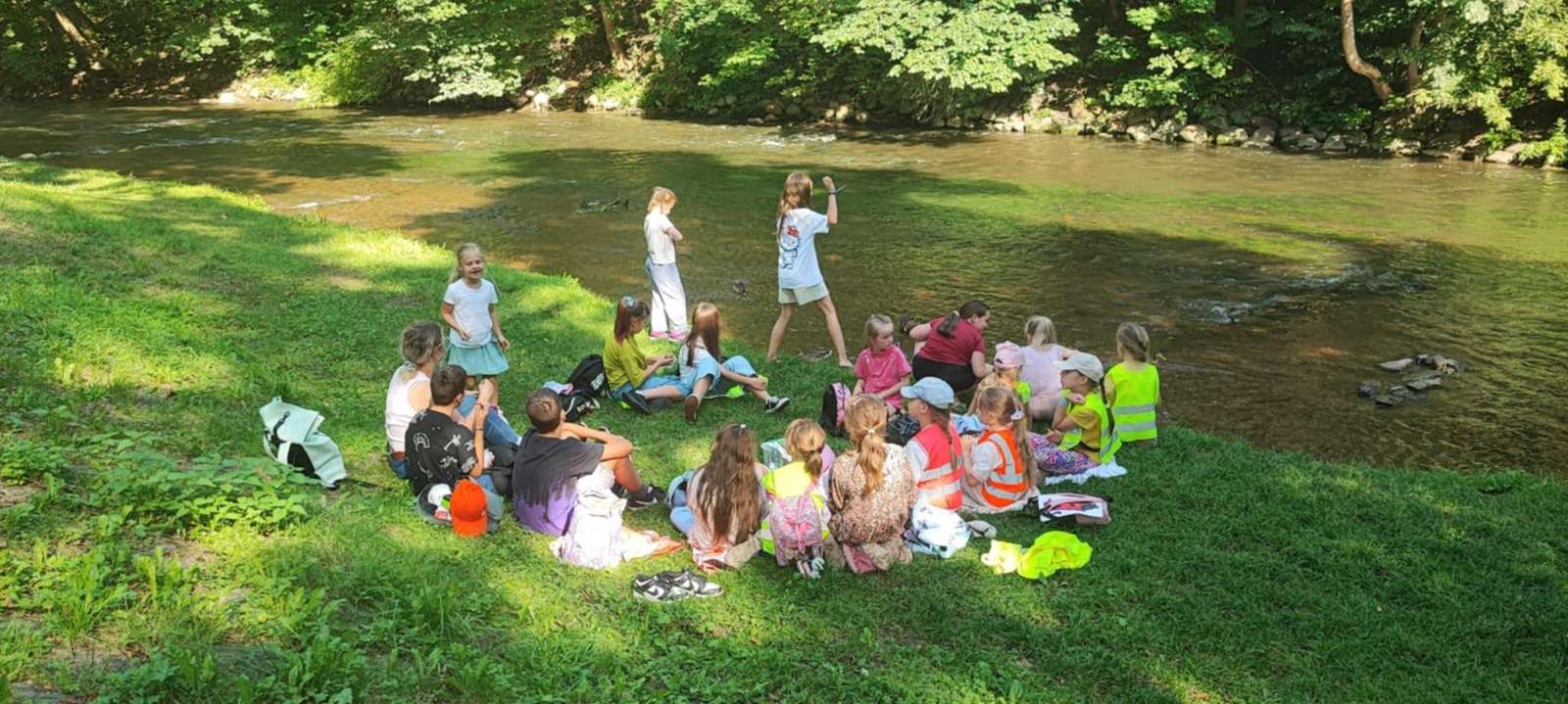 Dzieci nad wodą.