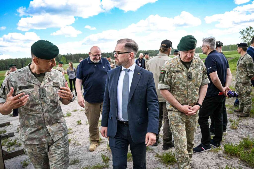 27 maja na poligonie w Kozłowej Rudzie odbyła się specjalna prezentacja formującej się jednostki Litewskich Sił Zbrojnych. Wziął w niej udział minister obrony Robertas Kaunas.