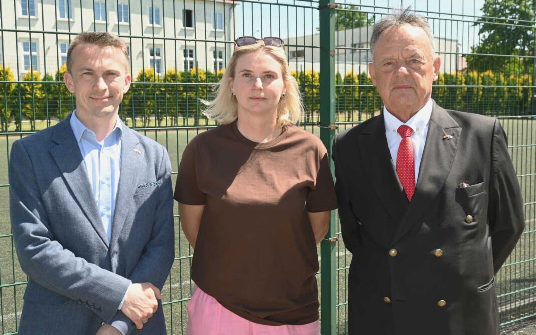 Rafał Skowron, dyrektor myśliborskiej szkoły (z lewej), Rita Lysenko, opiekunka litewskiej młodzieży z Oran i Wiesław Wierzchoś konsul honorowy RL w Szczecinie.