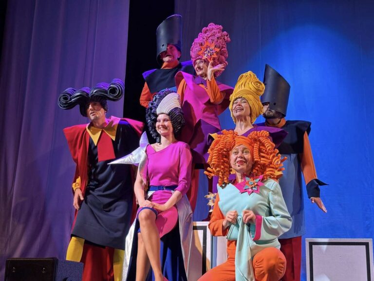 „Kopciuszek” w aranżacji Teatru Dormana łączy tekst Jana Brzechwy z bardzo nowoczesną wersją wizualną.