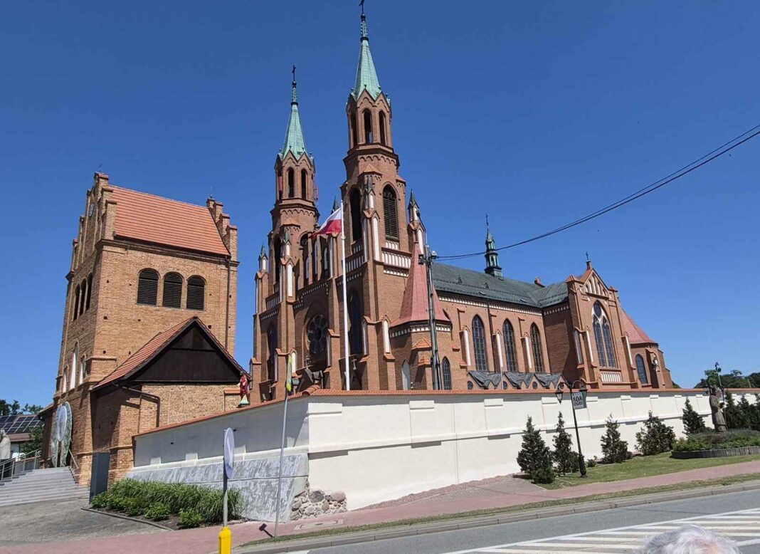 Nad Myszyńcem góruje Bazylika Trójcy Przenajświętszej.