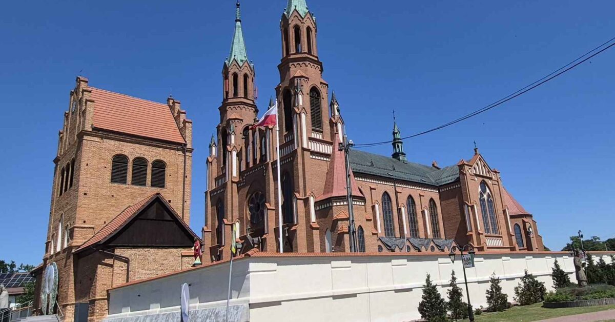 Myszyniec — tam, gdzie czas nie biegnie prosto, a historia wciąż oddycha…