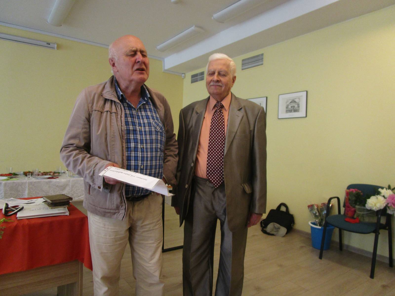 Prelegent Józef Szostakowski i rektor PUTW w Wilnie Ryszard Kuźmo.