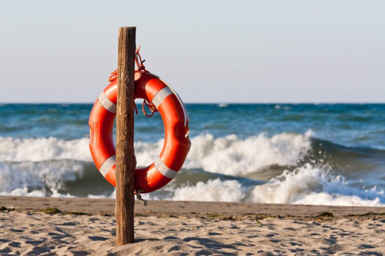 Koło ratunkowe na plaży.