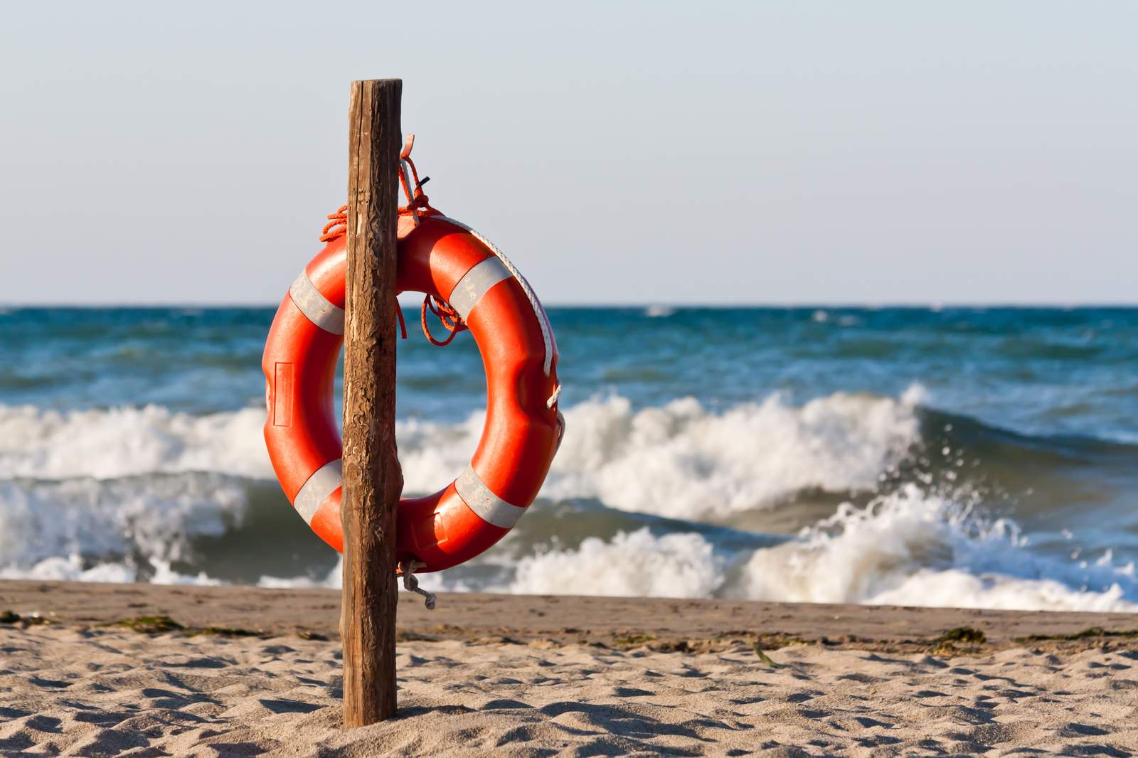 utoniecia-2026-0613-PORTAL Koło ratunkowe na plaży.