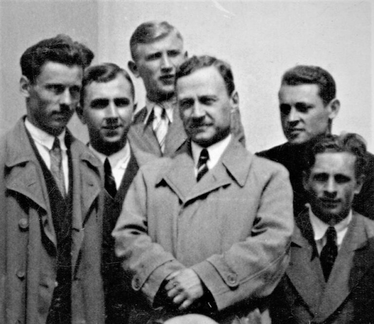 Współprojektant willi na Portowej 4 Jan Borowski z uczniami z Państwowej Szkoły Technicznej w Wilnie, 1936 r.