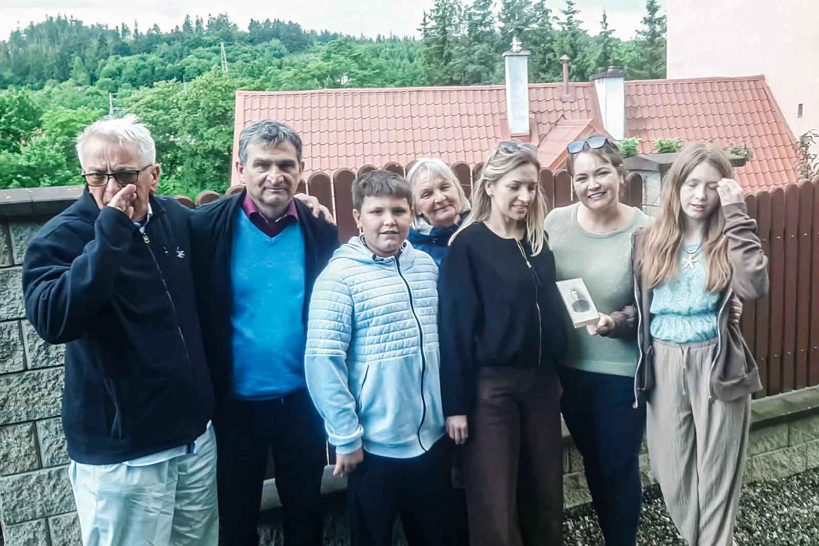 Duszniki-2026-07-25-1 Dariusz Giemza z krewnymi ks. Karola Lubiańca w Dusznikach-Zdroju.