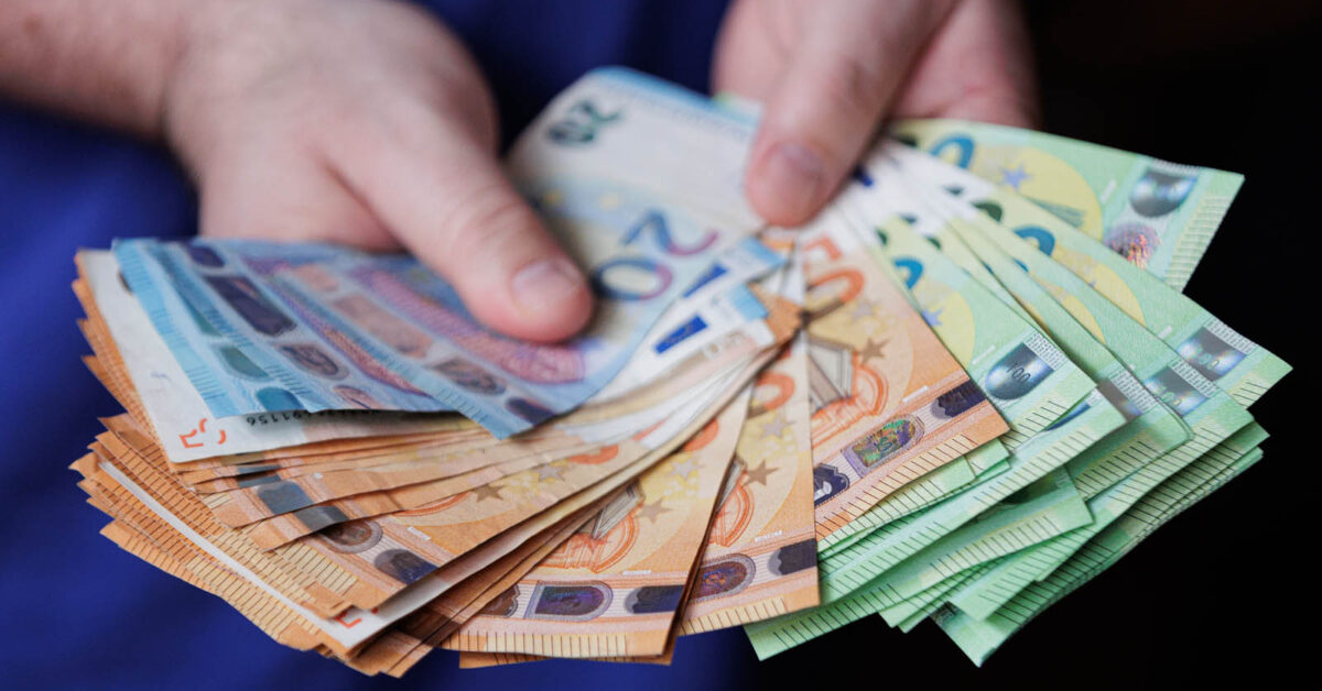 Wyższy limit płatności gotówkowych. Ekonomista: komu to może być potrzebne?