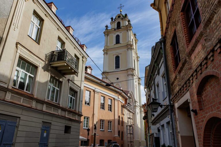 Dzwonnica jest najwyższym budynkiem na Starówce, jej wysokość wynosi 68 m.