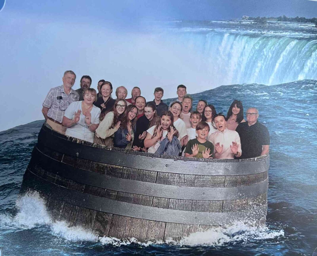 Uczestnicy podróży do Kanady na stylizowanej pocztówce nad wodospadem Niagara.