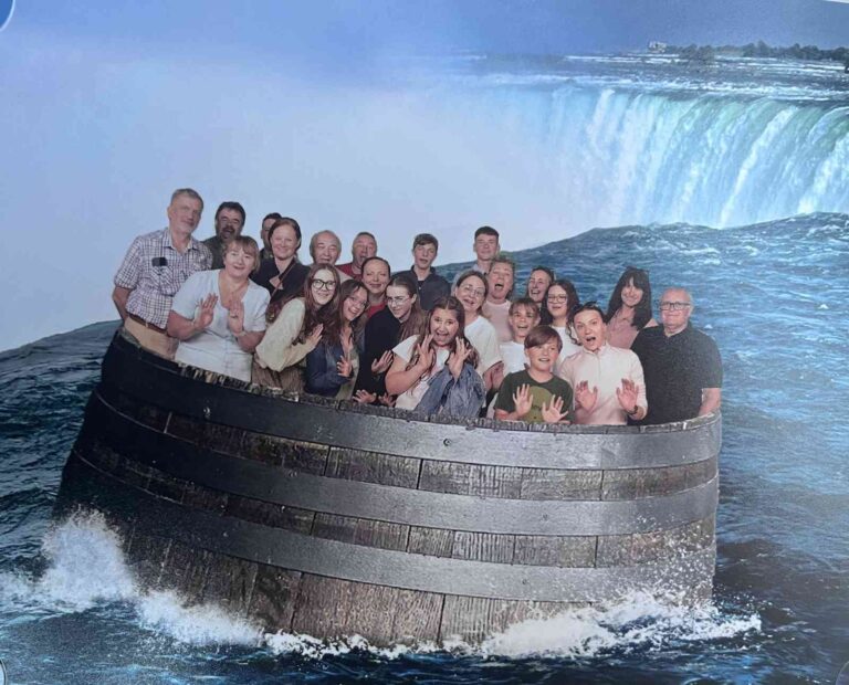 Uczestnicy podróży do Kanady na stylizowanej pocztówce nad wodospadem Niagara.