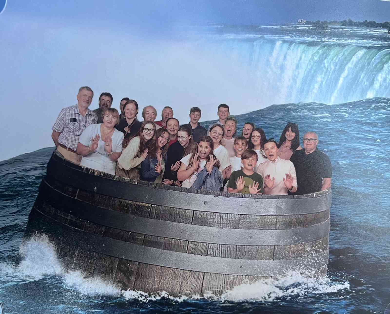 Uczestnicy podróży do Kanady na stylizowanej pocztówce nad wodospadem Niagara.