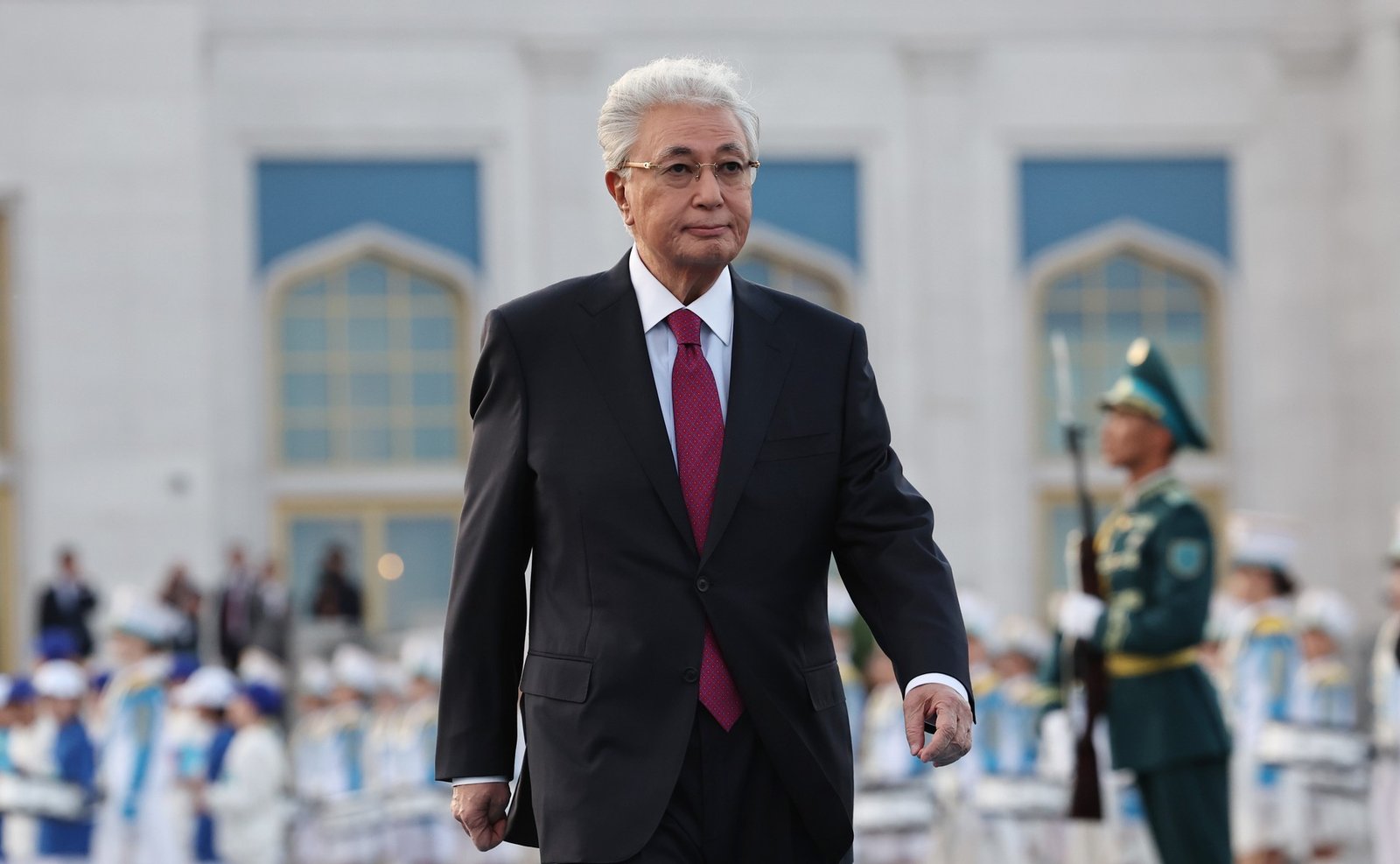 Kazachstan-2026-07-25-PORTAL Nie doceniano Kasyma-Żomarta Tokajewa, gdy był premierem i ministrem, uważano go za lojalnego wobec poprzedniego prezydenta Kazachstanu. Tymczasem on wykorzystał okazję, jaką były zamieszki w styczniu 2022 r., i przejął faktyczną władzę w kraju.