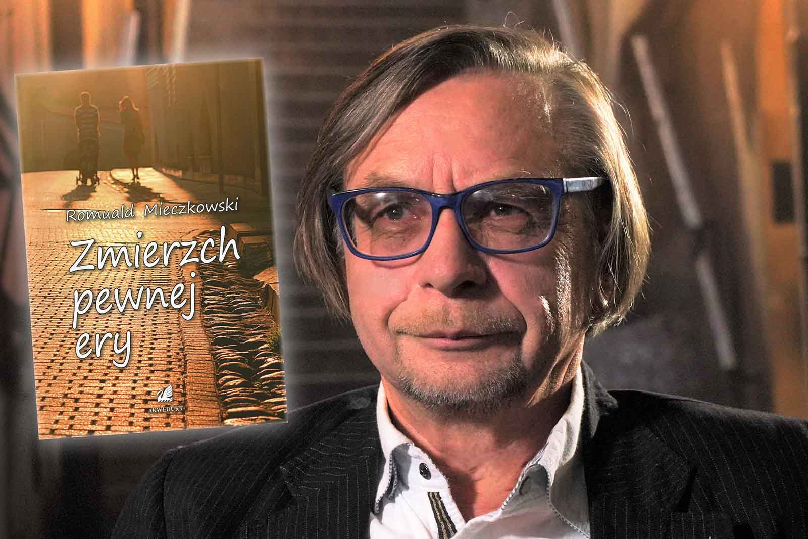 Romuald Mieczkowski z tomikiem poezji.