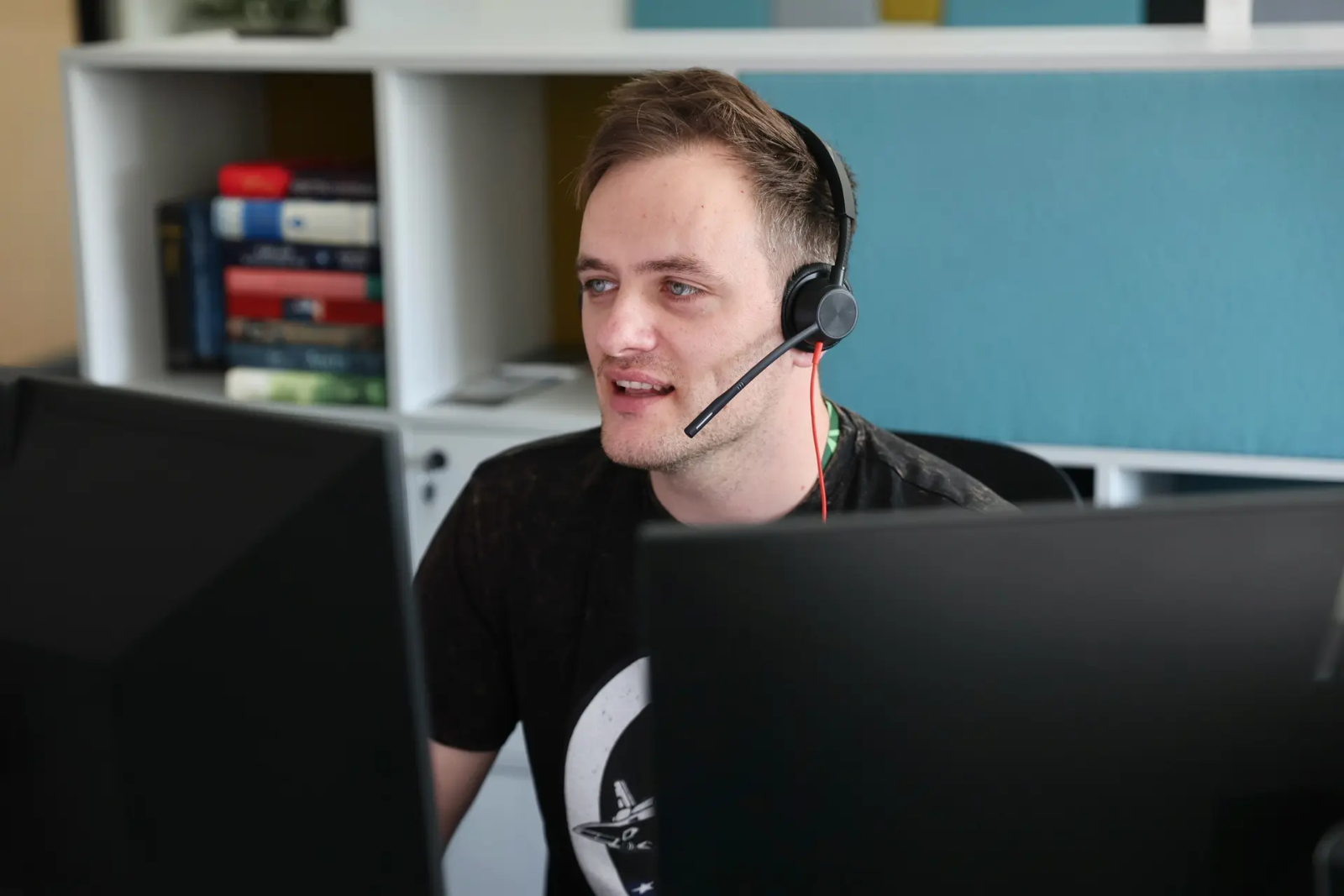 Numery-portal-2026-07-01 Chłopak rozmawia przez telefon.