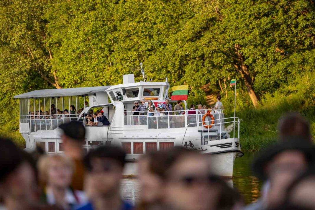 Nuotr. Sauliaus Žiūros, 1-PORTAL Ludzie na statku.