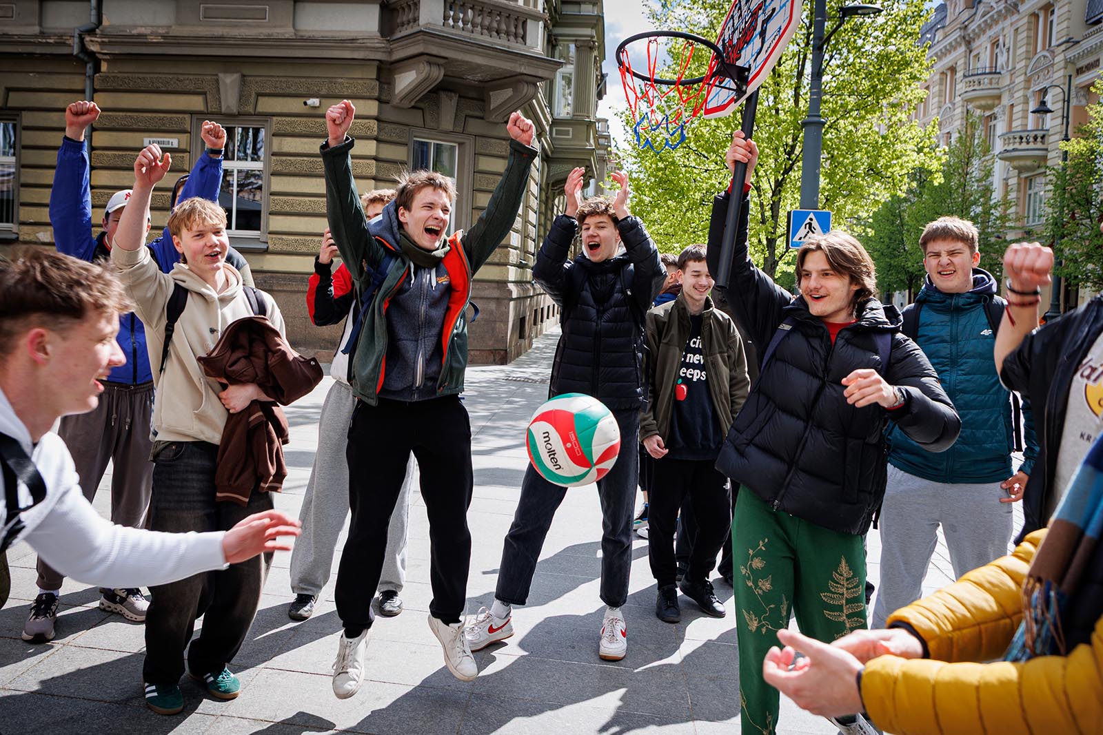 SPOL-Koszykowki–2026-07-14 Nastolatki bawią się w koszykówkę.