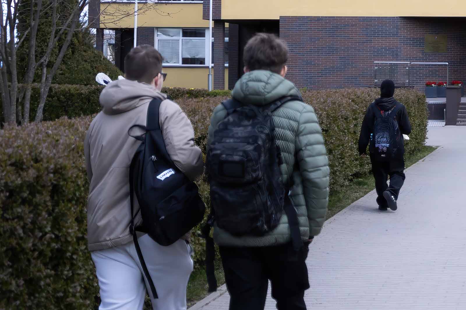 Uczniowie z plecakami.