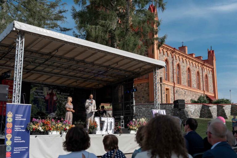 Życzenia i występy na scenie podczas jubileuszu 170-lecia świątyni w Duksztach.