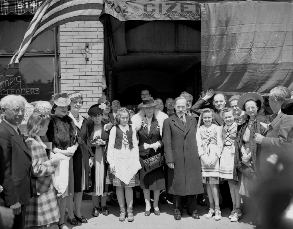 Prezydent Litwy Antanas Smetona z żoną Sofiją (w środku) w Chicago, w gronie przedstawicieli społeczności litewsko-amerykańskiej, wiosna 1941 r.