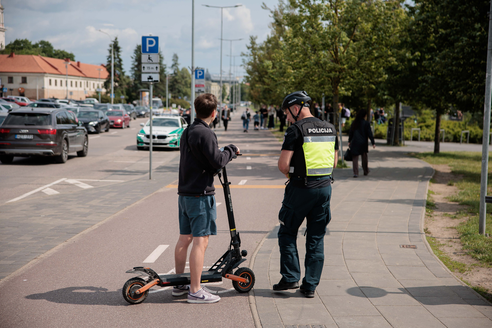 ELTA5588571 Vilnius, 2025 m. Birželio 13 d. (ELTA). Mikrojudumo priemonių reidas su policijos pareigūnais ir Vilniaus meru. 2025.06.13 16:08:19. Josvydas Elinskas (ELTA)