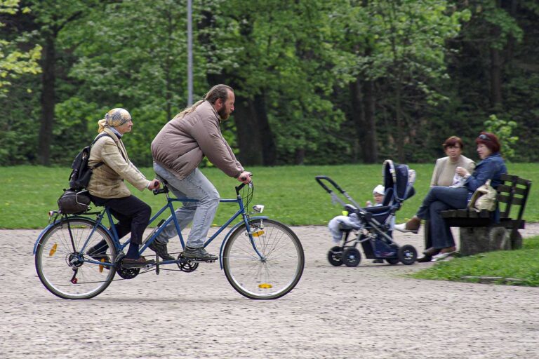 Kobieta z mężczyzną na jednym rowerze.