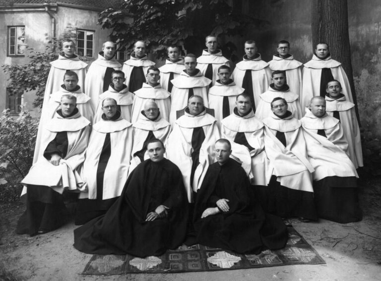 Wilno, 1937 r. Wspólnota klasztoru ostrobramskiego karmelitów bosych.
