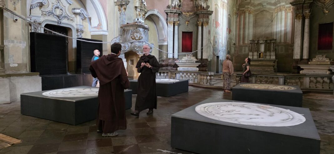 Wnętrze Kościoła św. Jerzego zachwyca freskami i rzeźbami, które mimo burzliwych dziejów zachowały się w wyjątkowo dobrym stanie.