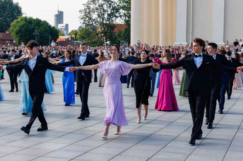 Rekordowa liczba par zatańczyła tradycyjnego poloneza na Placu Katedralnym.