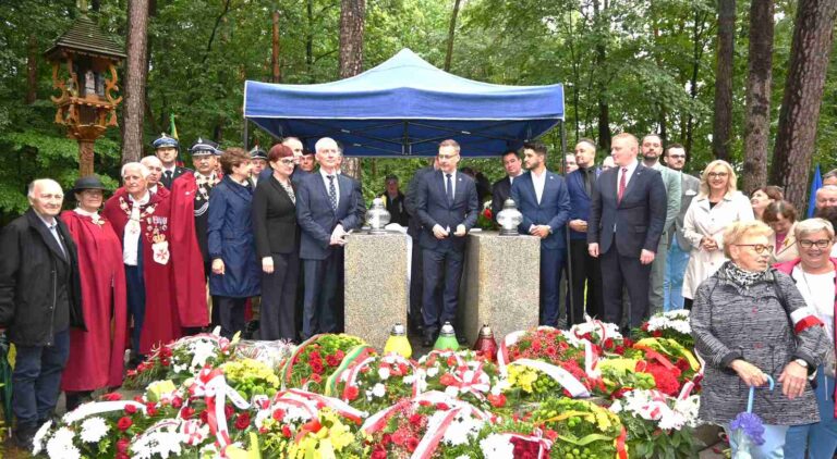 Pszczelnik. Wspólne zdjęcie przy pomniku lotników litewskich.